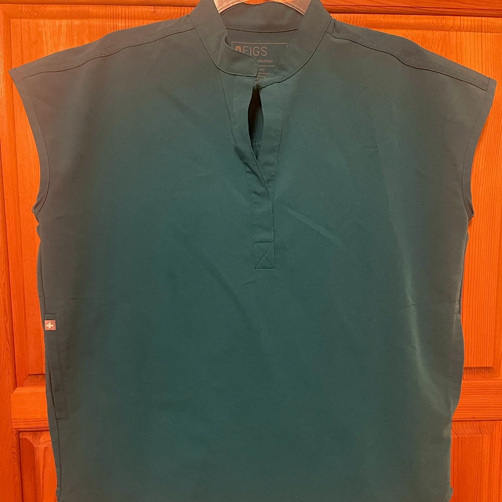 Figs Caribbean blue Rafaela top, size xs